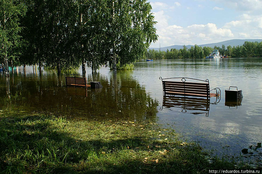 Сброс воды на ГЭС Красноярск, Россия