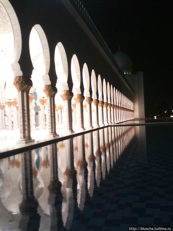 Отражение периметра мечети в фонтанах, обрамляющих весь комплекс.