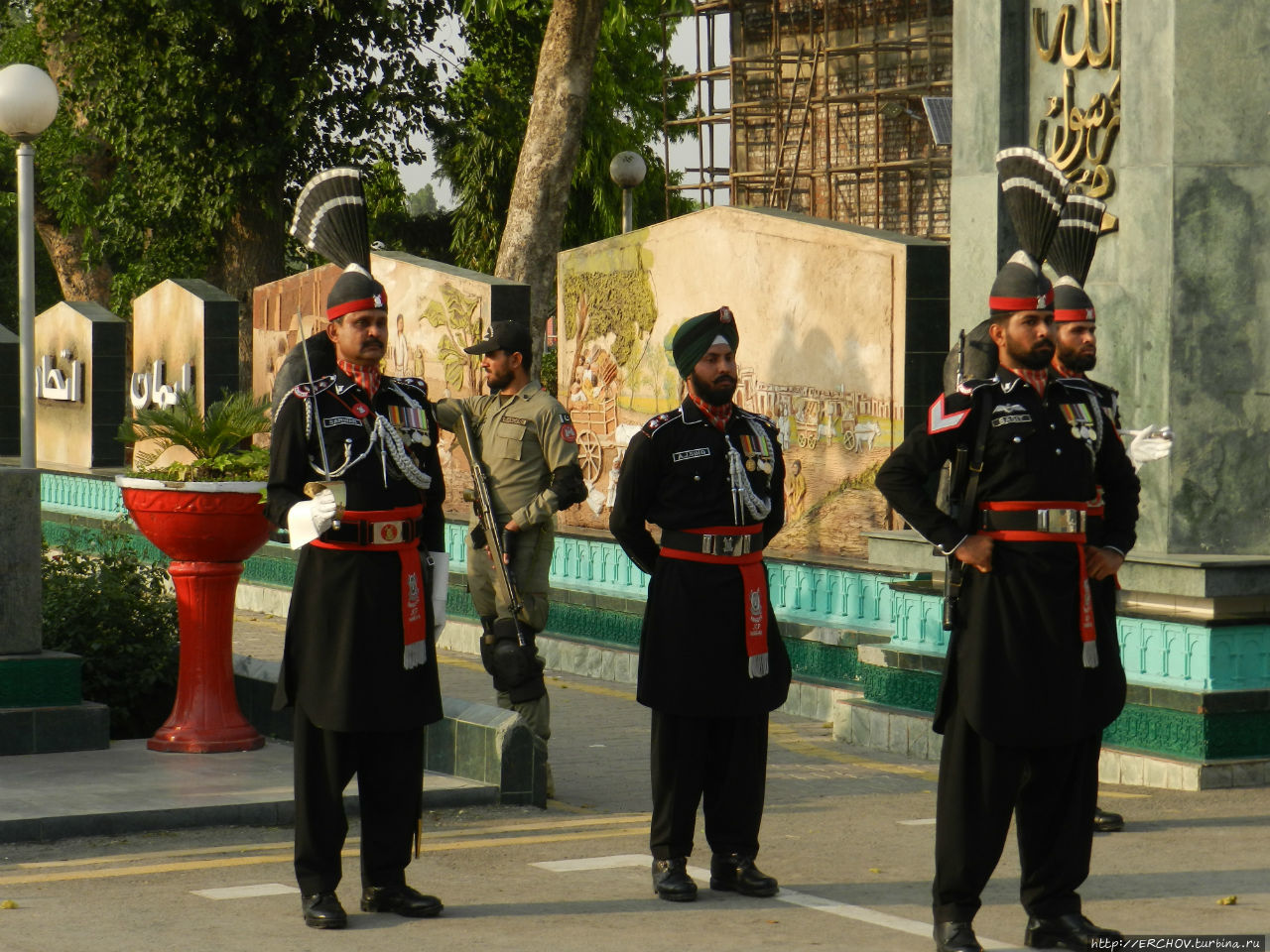 Пакистано индийская граница. Солдаты индии и пакистана маршируют. Смена караула индия пакистан. Женщины-военные в иордании. Смена караула индия пакистан.