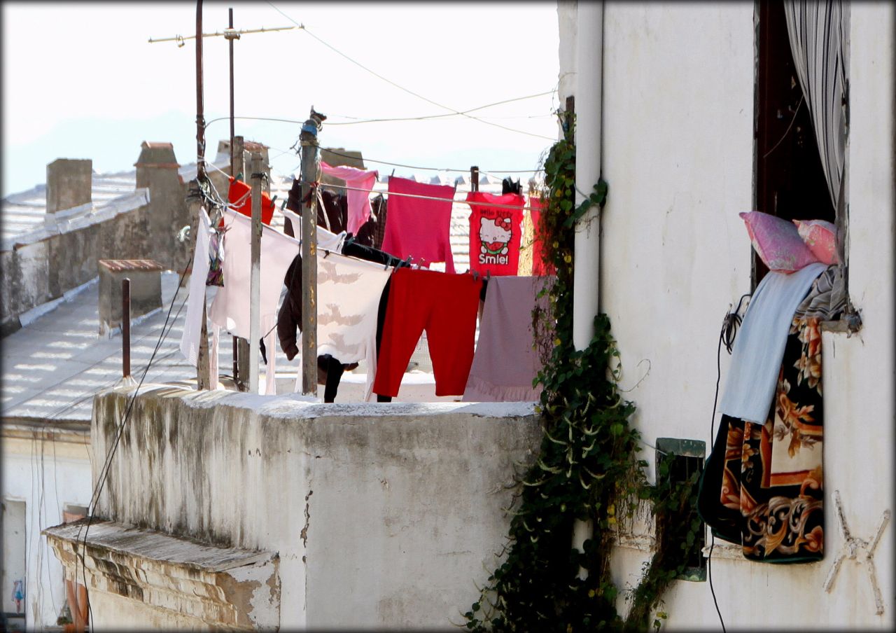 Сохнет бельё на верёвке...