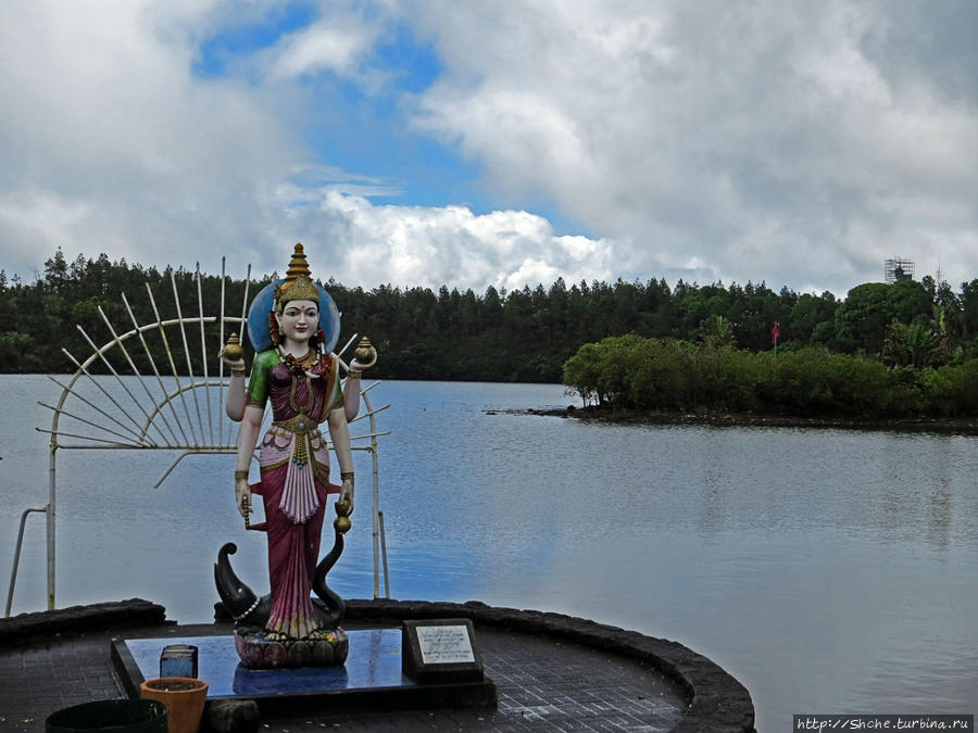 Ганга Талао - священное кратерное озеро с храмом Шивы