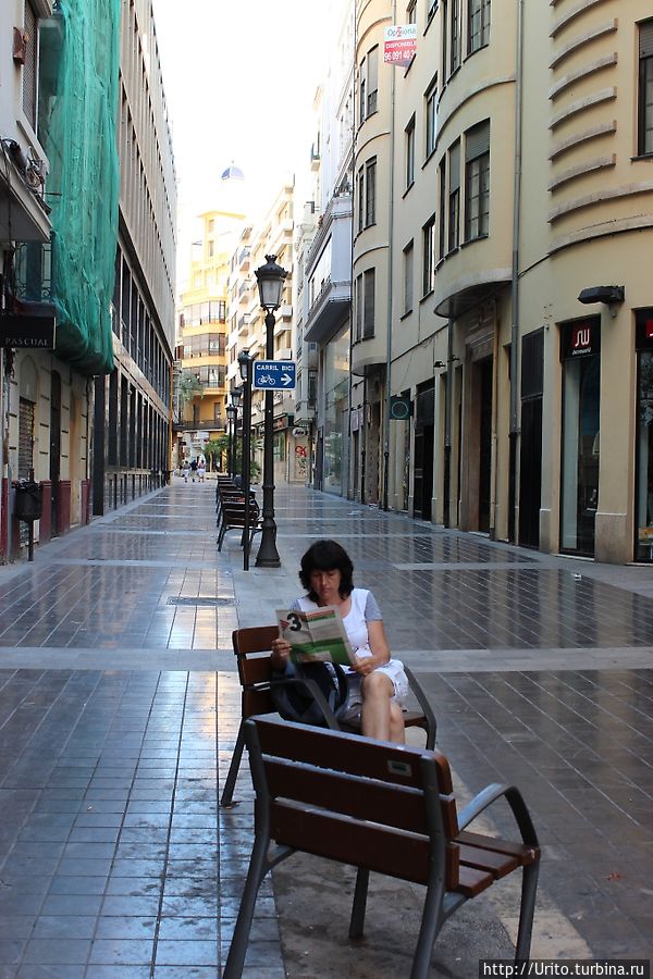 Улочка рядом с Plaza Anjutament Валенсия, Испания