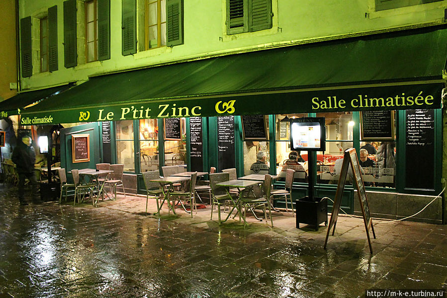 Вечерняя прогулка по Анси в дождь Анси, Франция