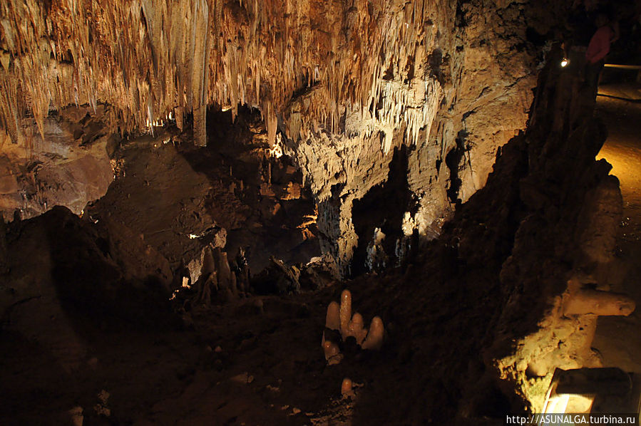 Постоянно внутри протекает подземная река, которую пополняют талые воды весной, и можно также наблюдать подземные водопады. Валпоркеро-де-Торио, Испания
