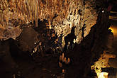 Постоянно внутри протекает подземная река, которую пополняют талые воды весной, и можно также наблюдать подземные водопады.