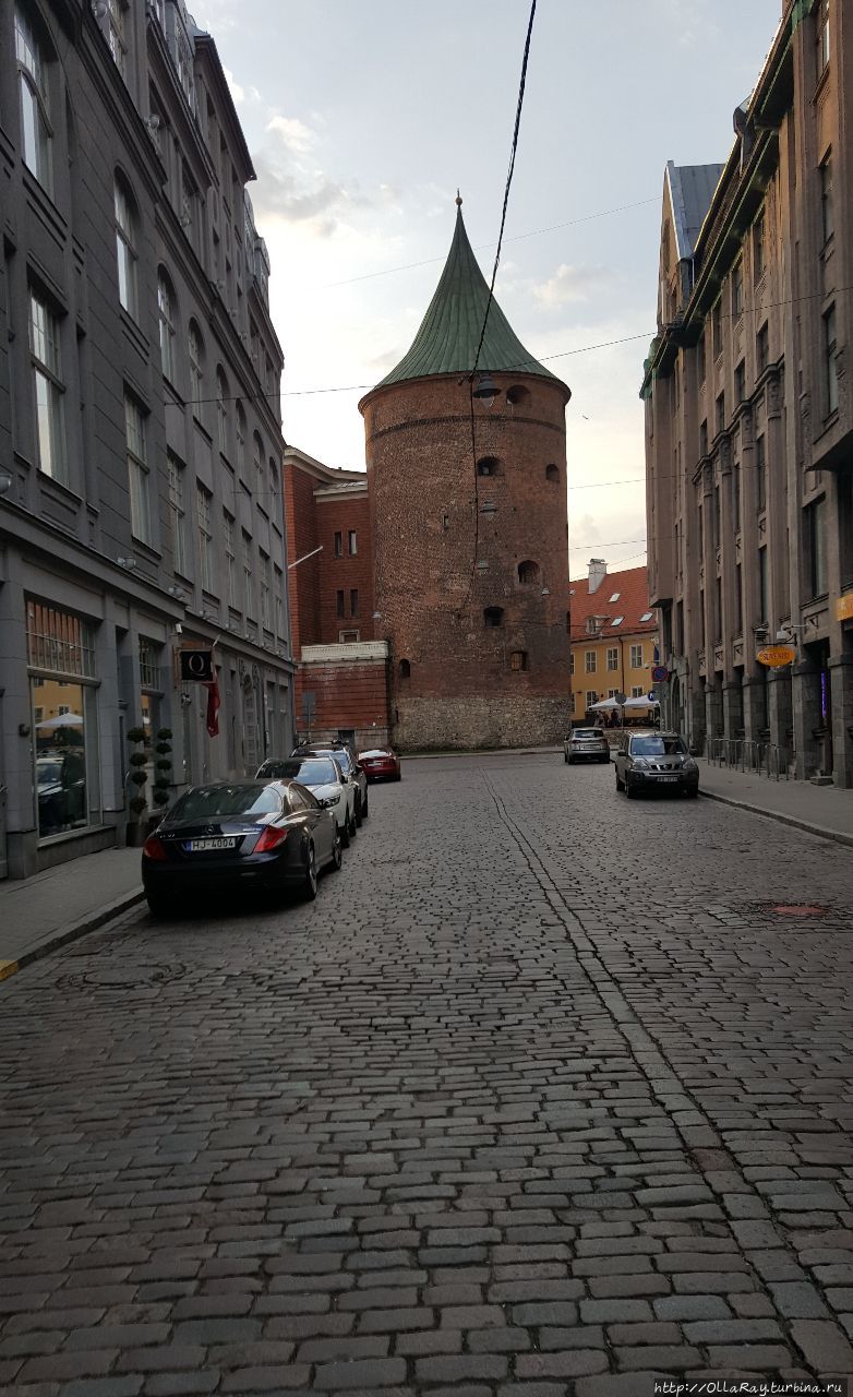 Казалось бы просто башня... А тем временем это и есть остатки стен Старой Риги. Немного сохранилось, но башня стоит. Рига, Латвия