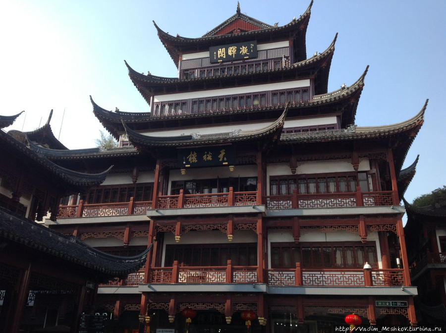 Улица Фанбинь, которую также часто называют просто «Старая улица Шанхая». Оба конца этой улицы заканчиваются красивыми арочными воротами.
В восточной части улицы Фанбинь сохраняются характерные черты жилых районов поздних лет эпохи правления династии Цин (1644 г. – 1911 г.) и ранних лет республики (1911 г. – 1949 г.). 
В западной части улицы Фанбинь находится много образцов архитектурных стилей, которые были популярны в эпоху правления династии Мин (1368 г. – 1644 г.) и династии Цин (1644 г. — 1912 г.). Шанхай, Китай