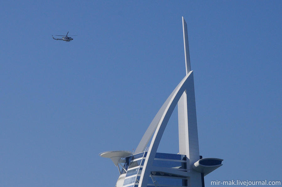 Отель-парус оборудован вертолетной площадкой, поэтому из аэропорта гостям на выбор предлагают добраться до своих апартаментов: либо на вертолете, либо на последней модели Ролс Ройса. Как по мне, то вертолет куда увлекательней, к тому же можно заодно осмотреть Дубай свысока. В общем, семь звезд – это Вам не шутки! Дубай, ОАЭ