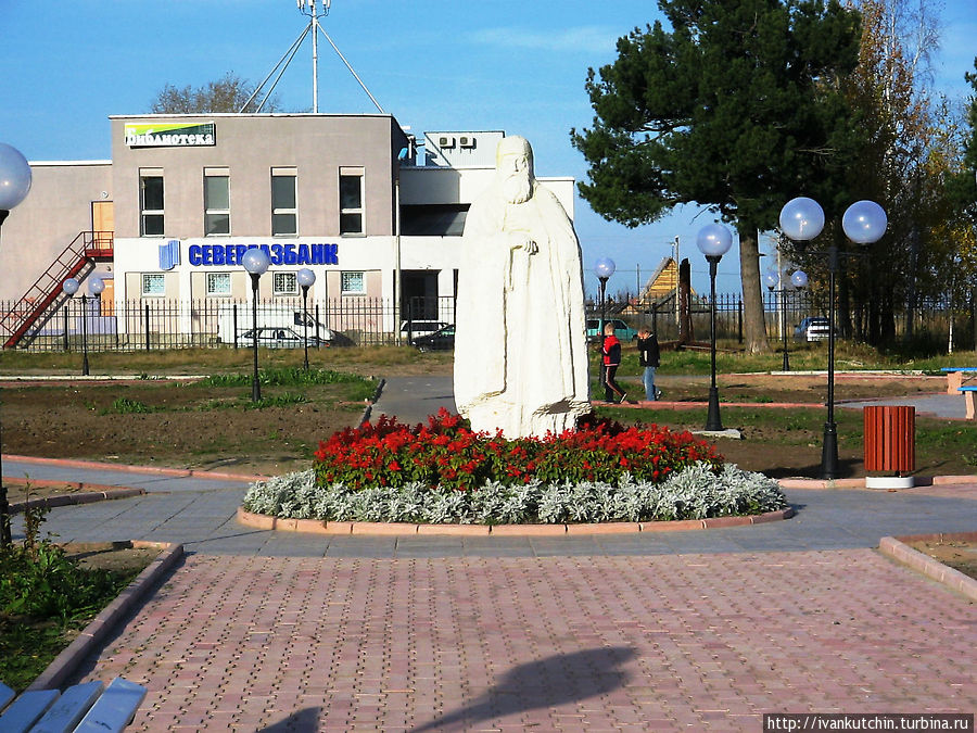 Памятник основателю города — преподобному Лонгину, на заднем плане кедры. Коряжма, Россия