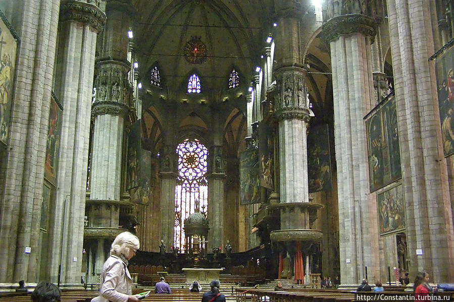 Красный луч в кресте на своде над главным алтарем возвещает о том, что главная реликвия – гвоздь со святого креста Иисуса — на месте. Милан, Италия