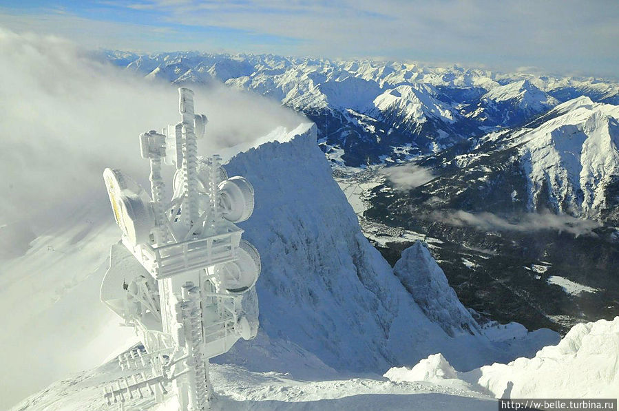 Панорама, открывается отсюда до Предальпья на более чем 400 альпийских вершин, расположенных на территории Австрии, Италии, Швейцарии и Германии. 2962 м Гармиш-Партенкирхен, Германия
