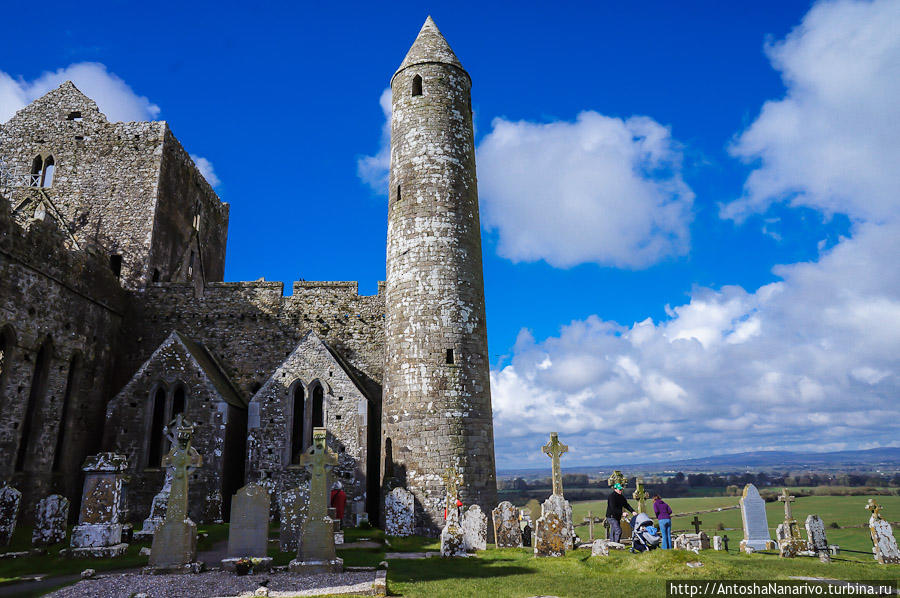 Круглая Башня, самая старая из сохранившихся построек комплекса, датируется 1100-м годом. В высоту имеет 28 метров. Кашел, Ирландия
