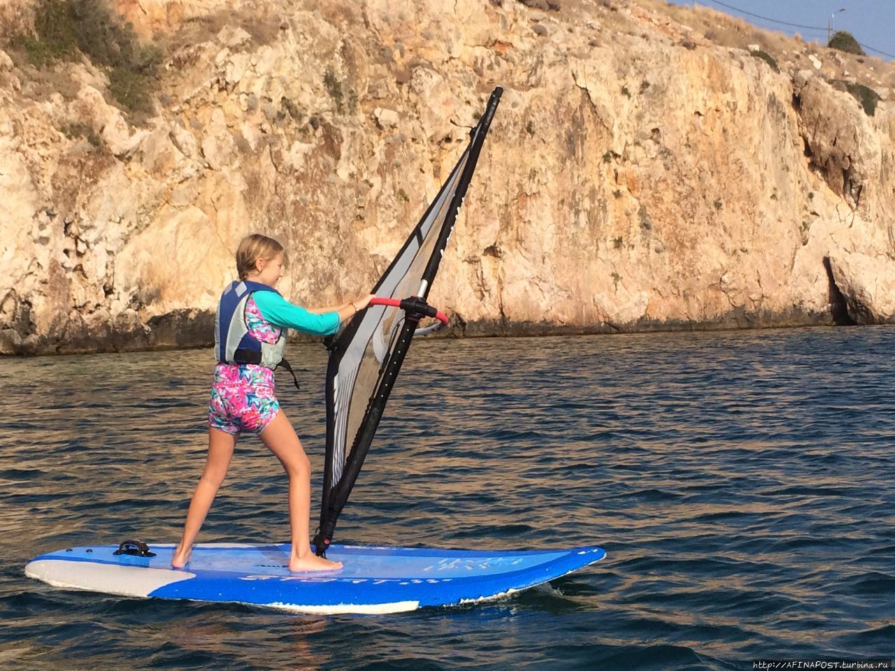 Греция. Глифада. Девочка на серфе Глифада, Греция