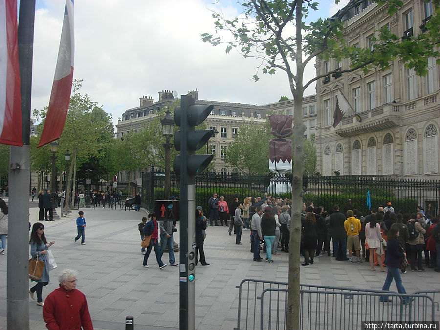 Митинг у Триумфальной арки (слева за кадром) Париж, Франция