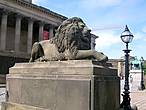 Британский лев встречает тебя напротив вокзала у Сент-Джордж холла, построенного в 1838 — 1854 годах и состоящего из судебного, бального и концертного залов.