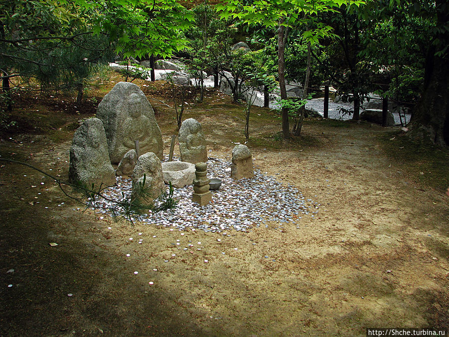 а тут монахи придумали развлекуху — надо попасть монетой в каменную, или железную чашу, и да прибудет тебе что-то наверняка Киото, Япония
