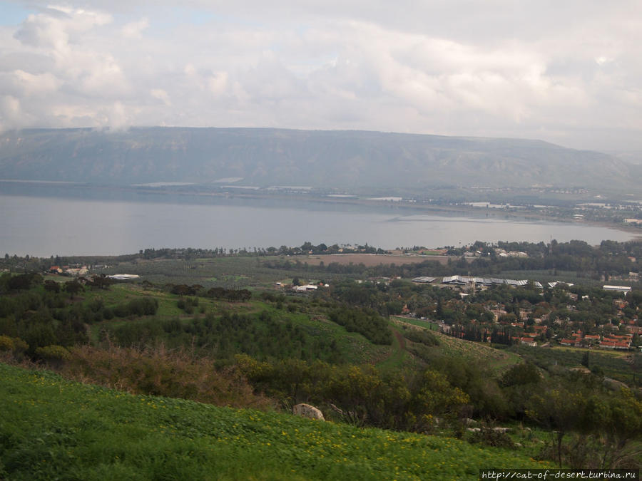 За большим спуском дороги открывается озеро Кинерет, или Галилейское море. Назарет, Израиль