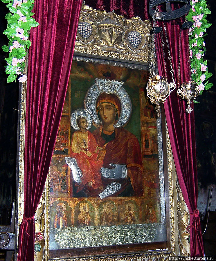 Небольшой культурный шок от старой болгарской церкви Троян, Болгария