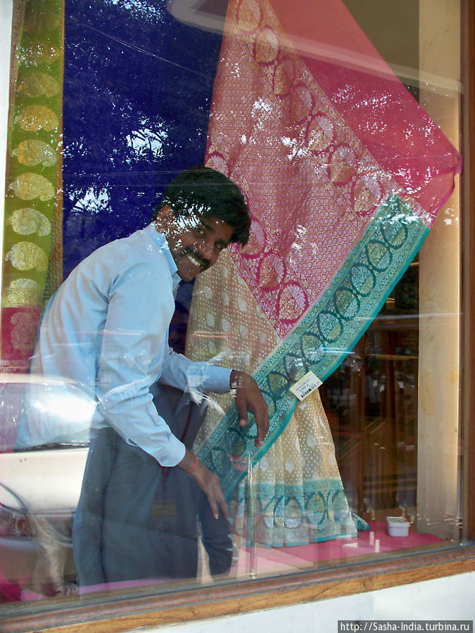 Витрина магазина Nalli Silk Sarees Дели, Индия