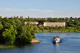 По реке курсируют несколько прогулочных катеров.