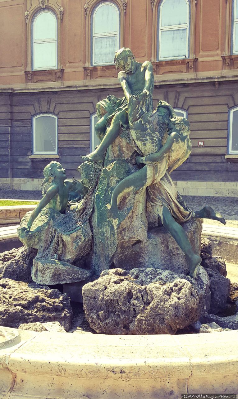 Фонтан Дети с рыбой  (или Дети удят рыбу)  тоже интересен скульптурно. Но заставляет задуматься и сам сюжет. Дети пытаются одолеть огромную рыбу достаточно жёстко. Этот фонтан одно время даже убирали из замка, однако потом вернули на место. Говорят, что местные жители сами не поняли кому помешала скульптурная группа. Будапешт, Венгрия