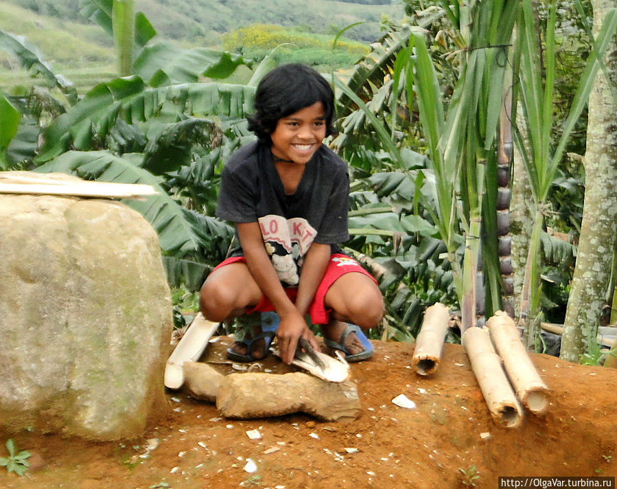 Этот мальчик из бамбука вырезал какие-то лодочки Остров Минданао, Филиппины