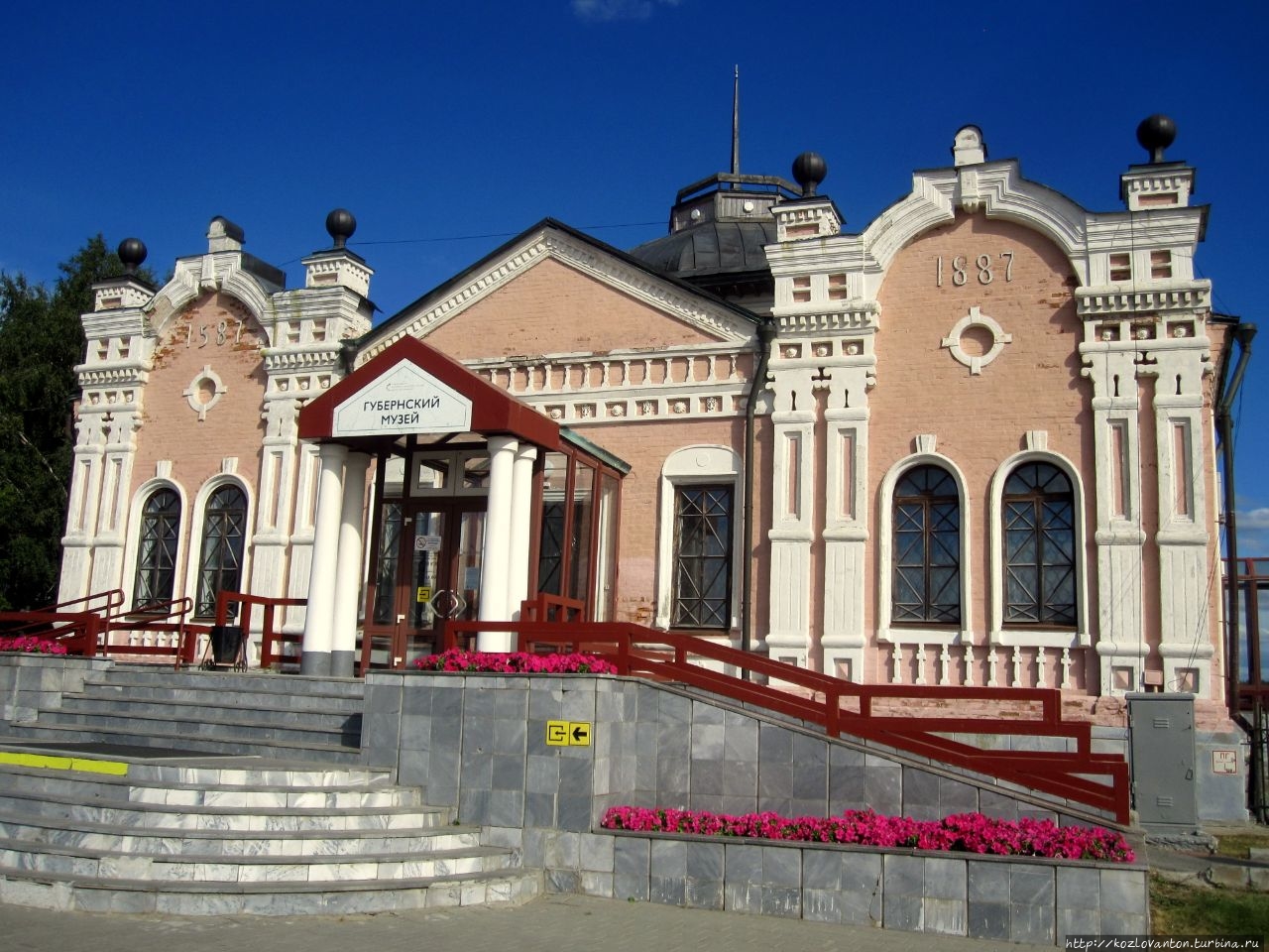 Рядом с садом — Губернский музей. Это первый музей Сибири, открывшийся 10 апреля 1889 г.  и находившийся под личным покровительством Николая II.