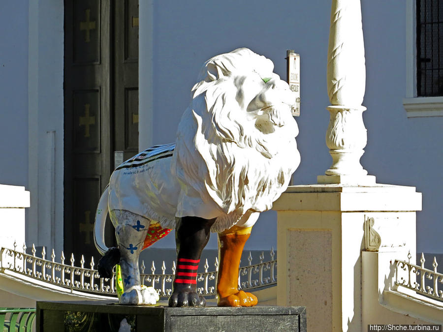 интересные скульптуры львов по периметру площади, о них мы успели поговорить в материале http://turbina.ru/guide/Ponse-Puerto-Riko-97847/Zametki/Lvy-Ponse-originalnyy-sposob-potchtit-svoikh-so-gorozhan-85944/