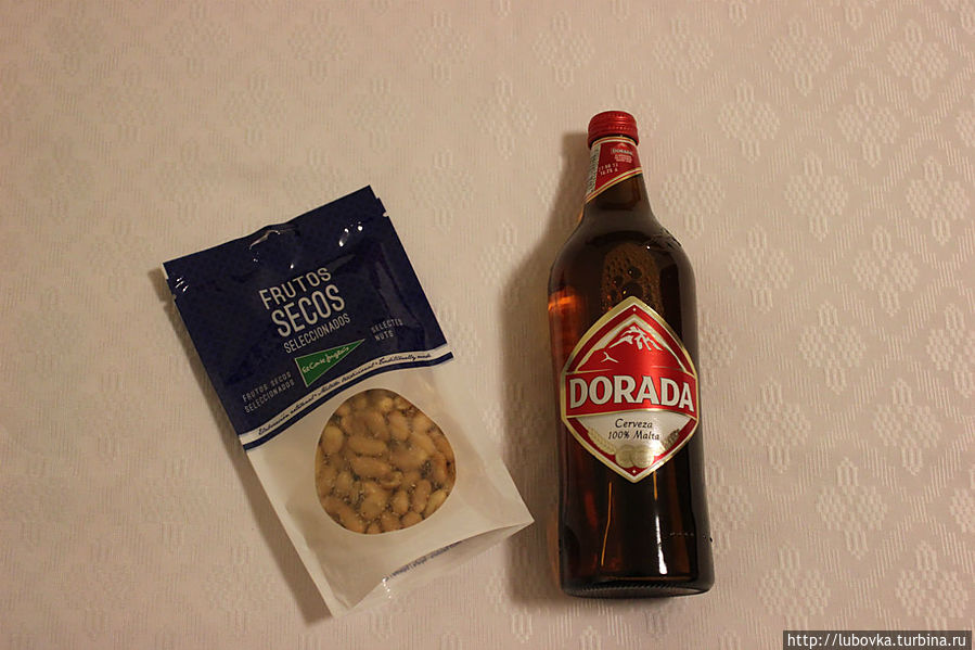 Пиво Дорада — 0,7 — стекло — 1,05 — нормальное.
Солёный арахис — упаковка — 1,35. Остров Тенерифе, Испания