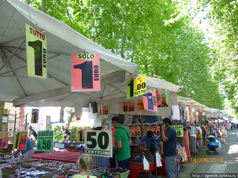 Рынок по субботам — барахолка со смешными ценами и китайскими поделками Червиа, Италия