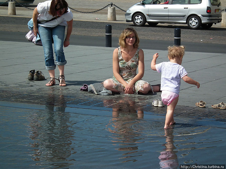 Купание в фантане в Бордо.