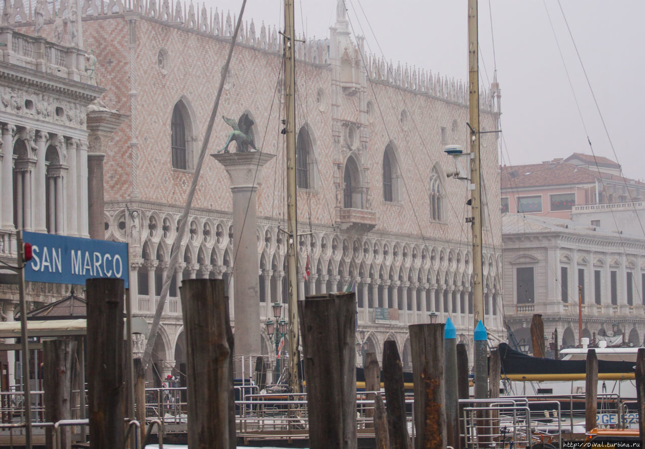 Венеция в утренней дымке Венеция, Италия