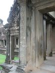 Ангкор Ват. Рельефная резьба и вид на боковую галерею
