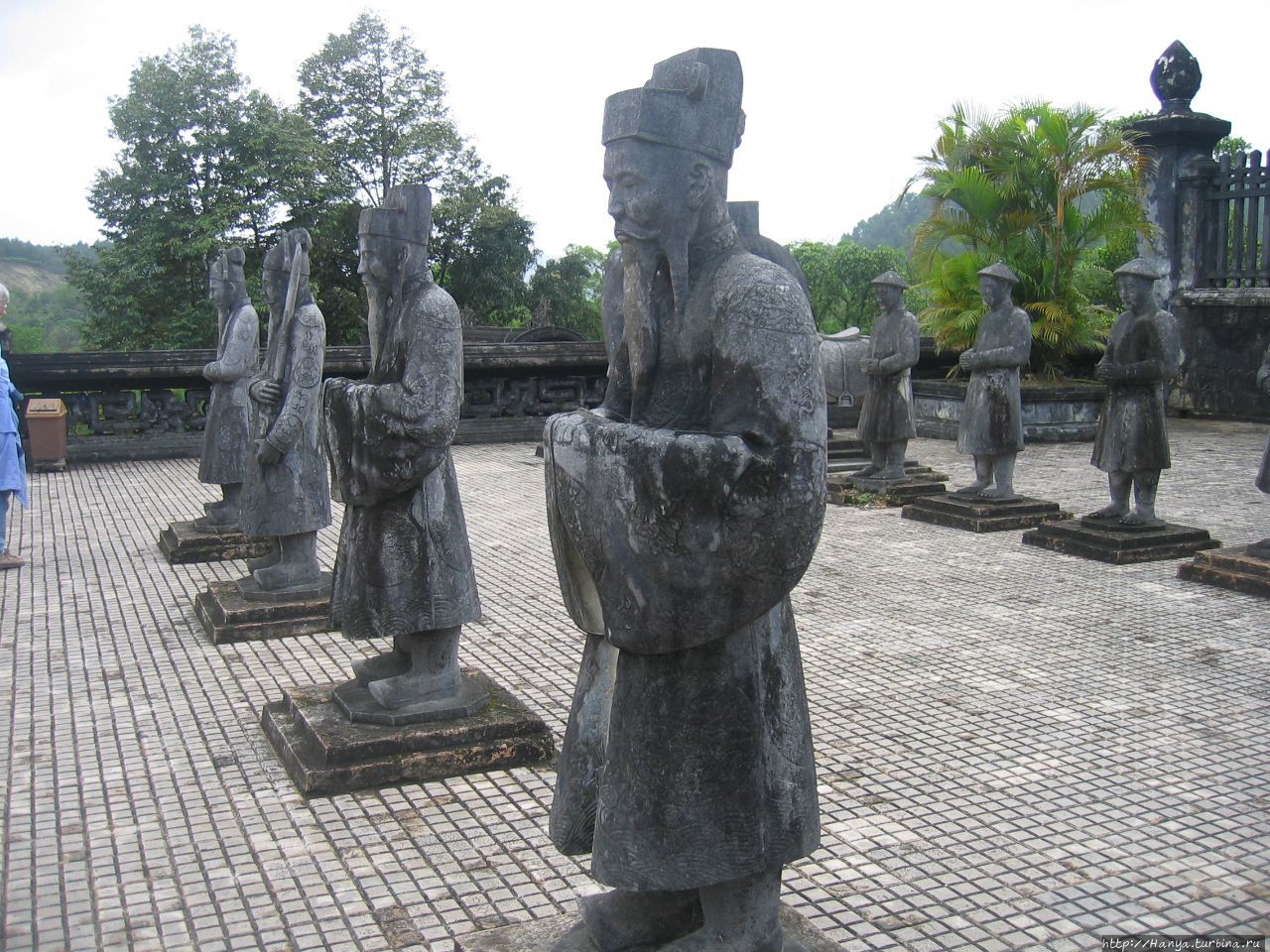 Хюэ. Гробница  императора Кхай Диня. Фигуры  воинов Хюэ, Вьетнам