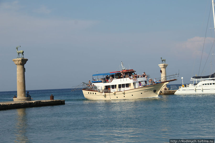 Прогулочный кораблик заходит в порт Родоса Родос, остров Родос, Греция