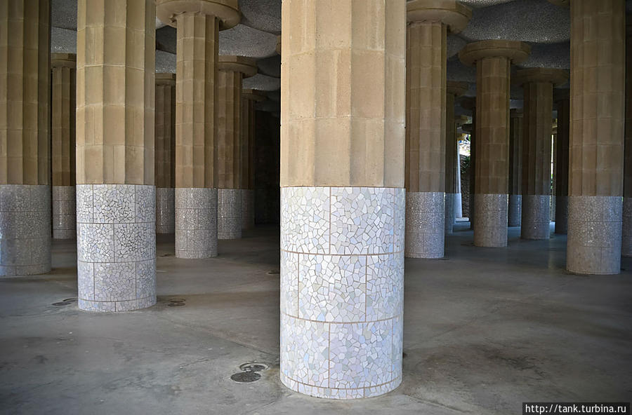 Зал ста колон, на самом деле колон 86. Колонны поддерживают верхнюю эспланаду, проще говоря, площадь, со знаменитой бесконечной скамьей. Барселона, Испания