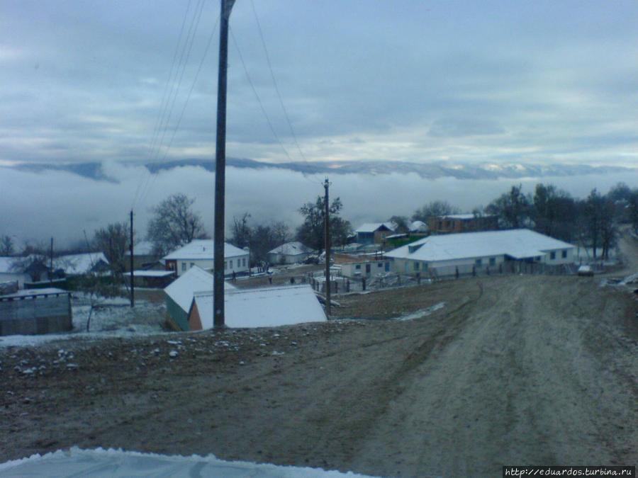 На перевале иногда светило солнце, а под облаками шел снег Чеченская Республика, Россия