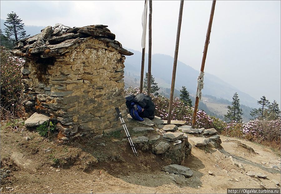 Когда тропа вывела на небольшую. площадку у молитвенной мельницы, Аспудур был уже там. Госайкунд, Непал