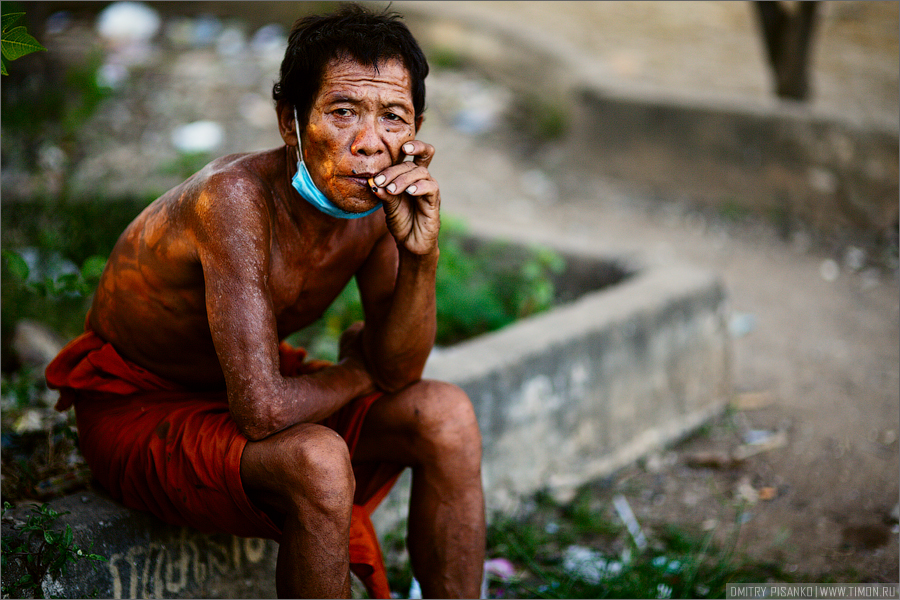 Ты-дыщ, и неожиданно фотография взрослого, ну никак не мог пройти мимо этого трудяги Камбоджа