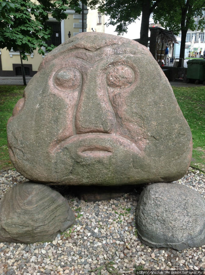 Это Каменная голова (в народе ее называют так же Колобок и Ливская голова) на площади Ливу в Риге. Была найдена археологами в Саласпилсе в XIX веке. Рига, Латвия