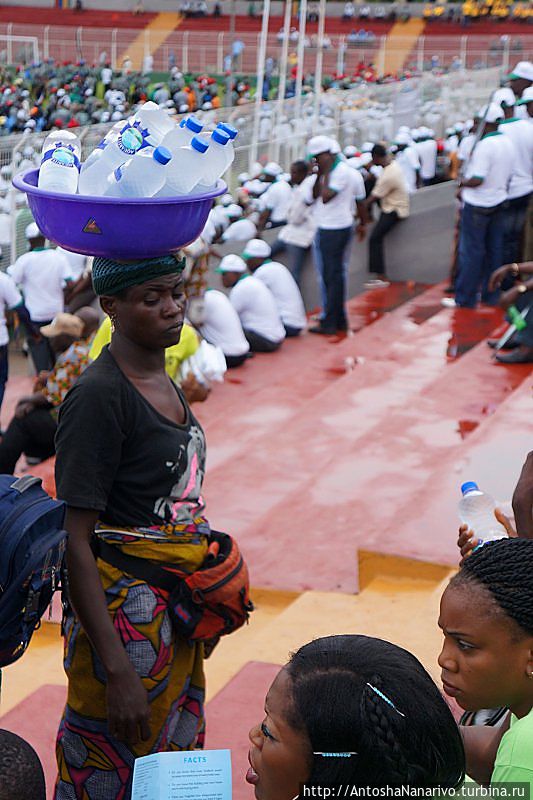 Это может быть запотевшая вода, а может быть пальмовое вино. Оно как мутная вода Лагос, Нигерия