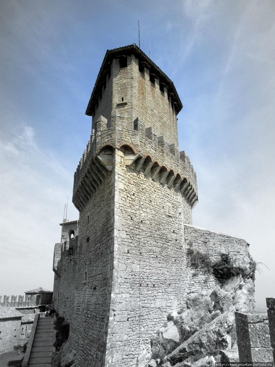 Самая высокая башня 1-го форта делла Пенна построена в виде 5-угольника. Сан-Марино, Сан-Марино