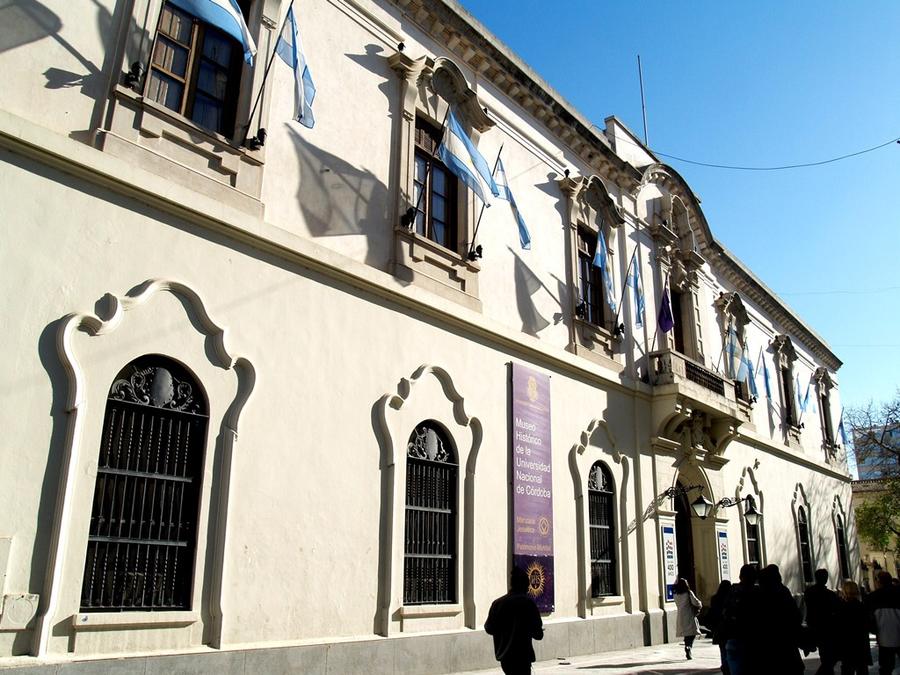 Историческое здание Национального Университета Кордовы — ректорат и музей (1613). Старейший университет Аргентины, основан иезуитами. Кордова, Аргентина