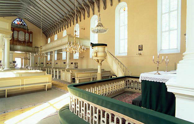 Интерьер церкви. Фото с сайта Ряпина, Эстония