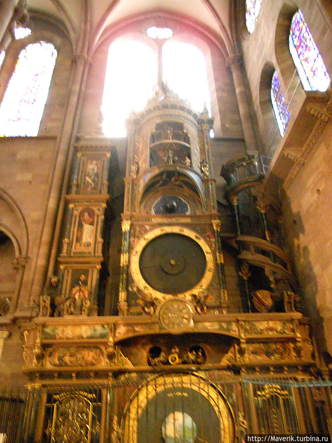 В соборе находятся механические Астрономические часы.  Часы которые мы сейчас видим датируются 1842 годом. Часы уникальные. Страсбург, Франция