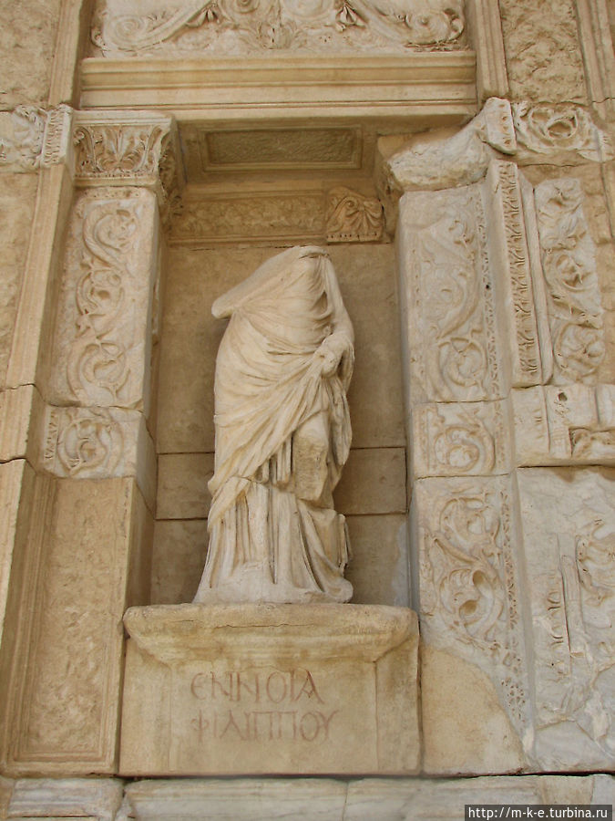 Статуя разведка , почему то без головы.