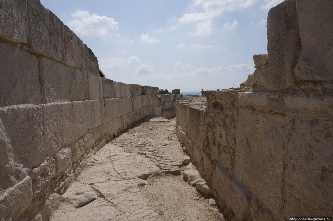 Руины древнего города на скалистом утесе