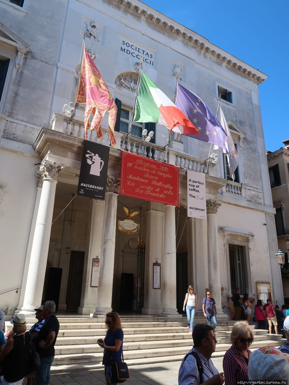 Театр «Ла Фениче» — оперный театр в Венеции (1792 год). В названии отражено то обстоятельство, что театр дважды подымался, как феникс из пепла: 
горел, но каждый раз восстанавливался. Венеция, Италия