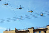 Боевые вертолеты над площадью.