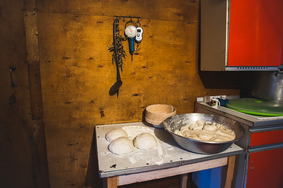 Тем временем, начинается приготовление ужина.. Свежеиспеченный хлебушек, вкуснейшие горячие хачапури, свежий сыр и много другое — вот примерно то, чем вас будут кормить в Грузии.. так что похудеть не надейтесь:)